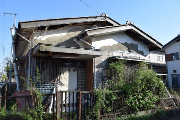 「このまま放置して大丈夫？」空き家の解体、判断すべきサインとは？