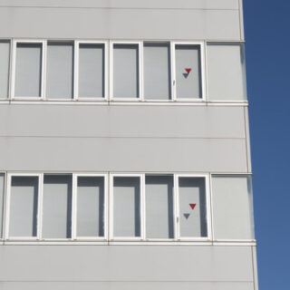 <小ネタ>窓ガラスについている赤い逆三角形のマークって何？