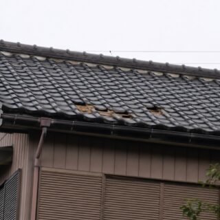 瓦が落ちている家を見かけました